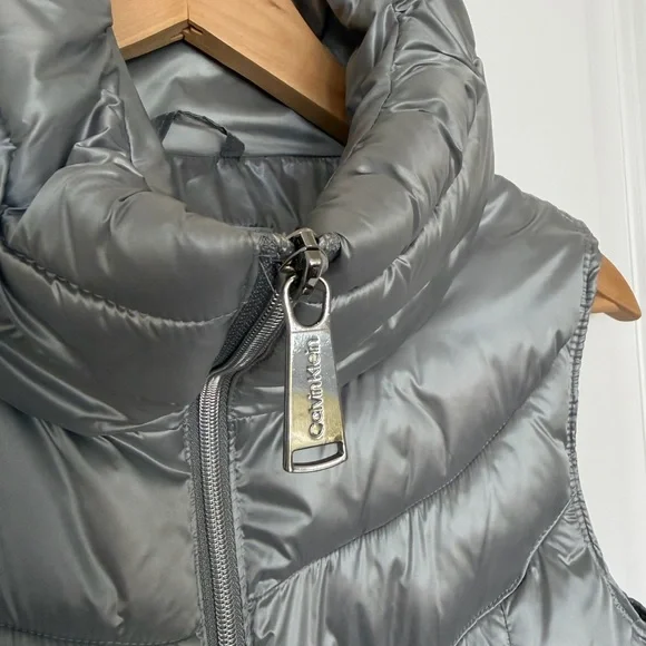 Calvin Klein Women’s Small Athleisure Casual Puffer Normcore Chic Vest Outdoor - Picture 2 of 5